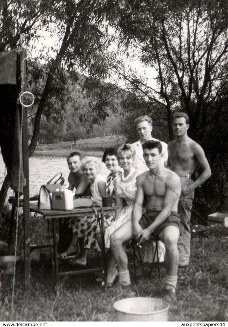 Photo Originale Camping Sauvage Pour 4 Playboys Sexy Ayant Invité 3 Pin-Up Pour Une Bonne Partie De Pêche 1950/60 - Personnes Anonymes