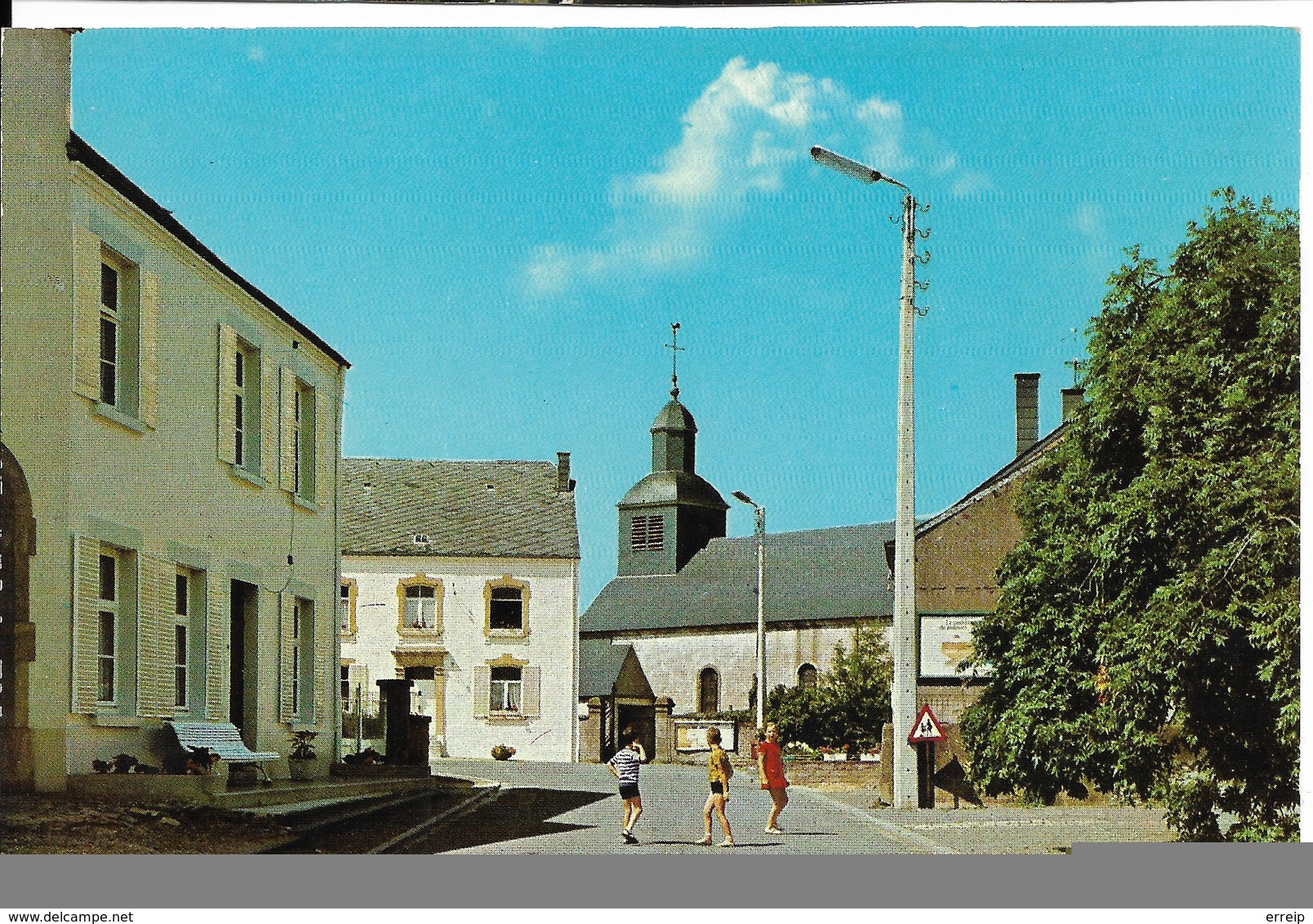 Chiny Izel Sur Semois L'église à Gauche Le Siege Du Syndicat D'Initiative - Chiny