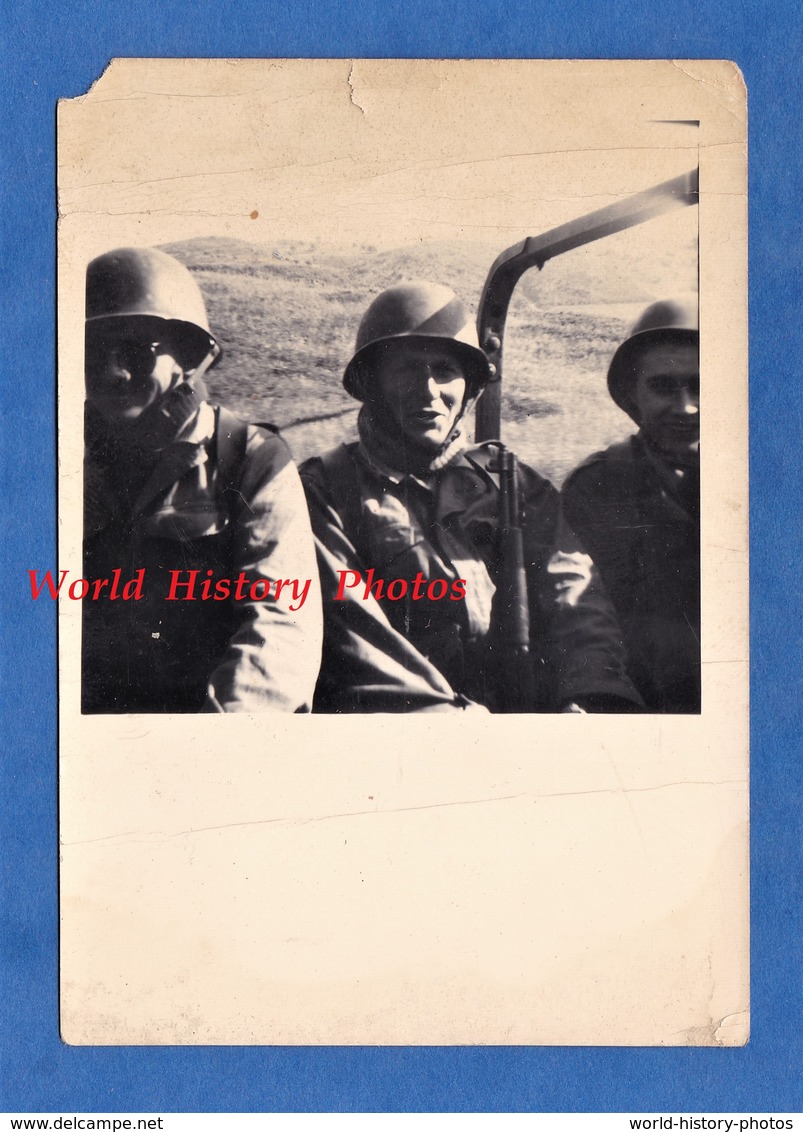 Photo Ancienne Snapshot - ALGERIE - Soldat Français Dans Un Camion Pou Aumale - Voir Casque Uniforme - Guerre - Guerre, Militaire