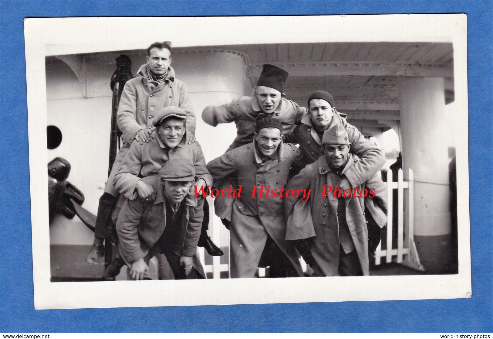 Photo Ancienne Snapshot - Sur Un Bateau - Portrait De Soldat Du 18e Régiment à Identifier - 1932 - Uniforme Garçon Boy - Guerre, Militaire