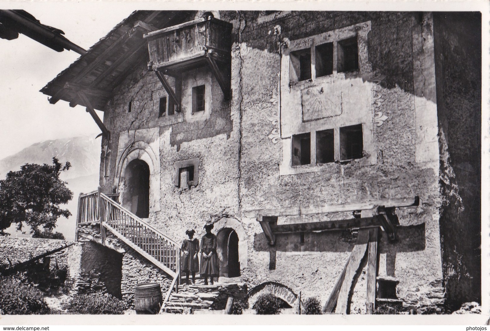 CPA : Lens (Valais Suisse)  Vieille Maison Du XII ème Siècle  Ed Dubost   Cadran Solaire - Lens