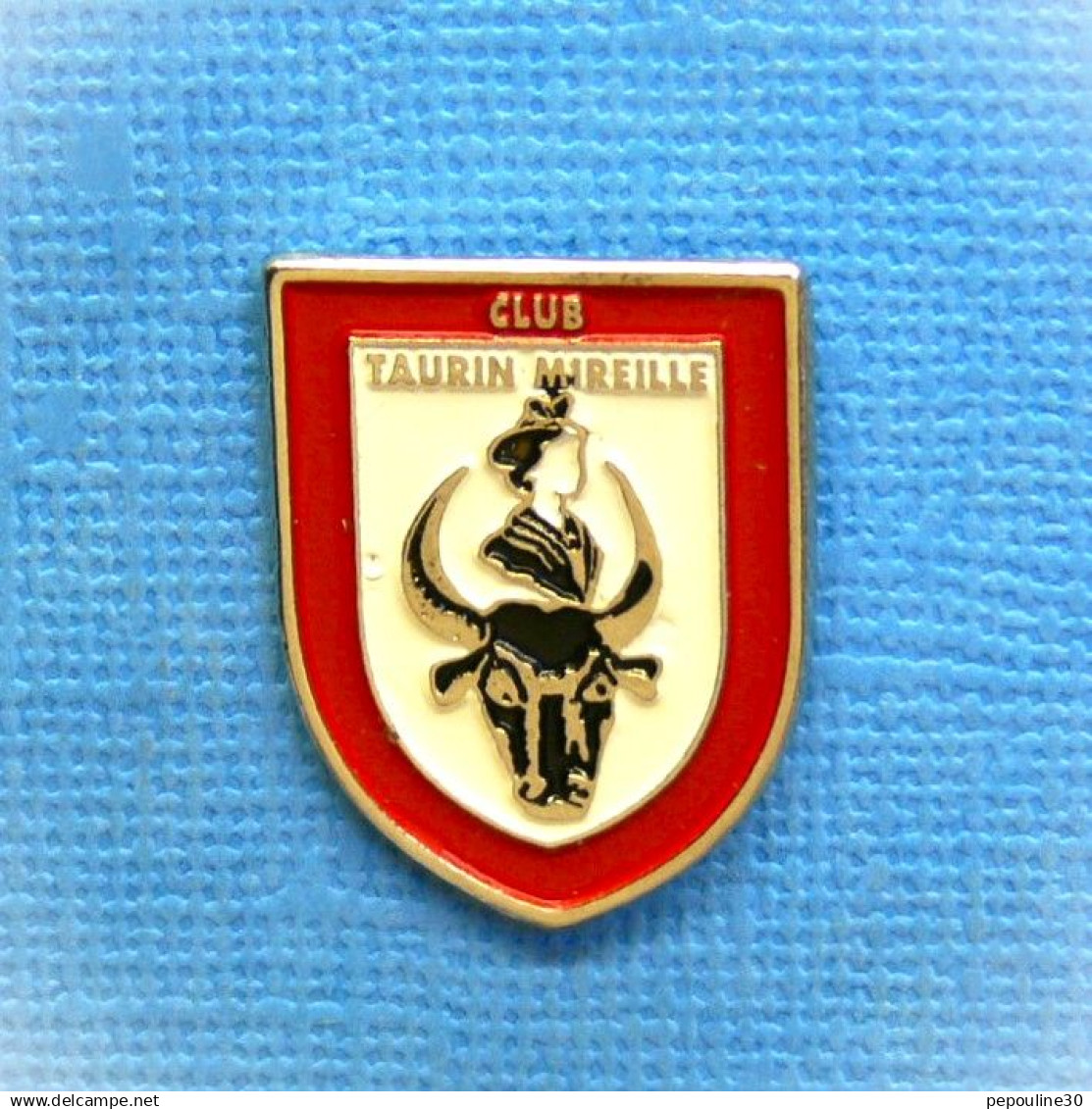 PIN'S //  ** CLUB TAURIN / MIREILLE ** - Tauromachie - Corrida