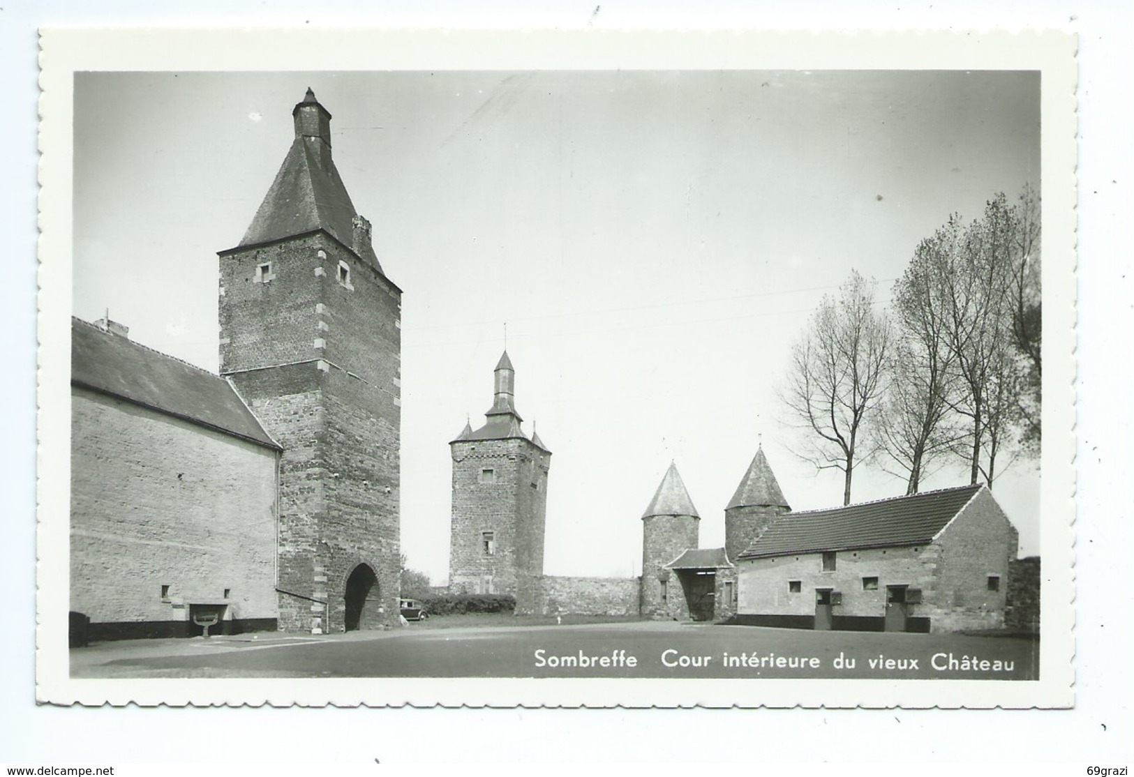 Sombreffe Cour Intérieure Vieux Château - Sombreffe