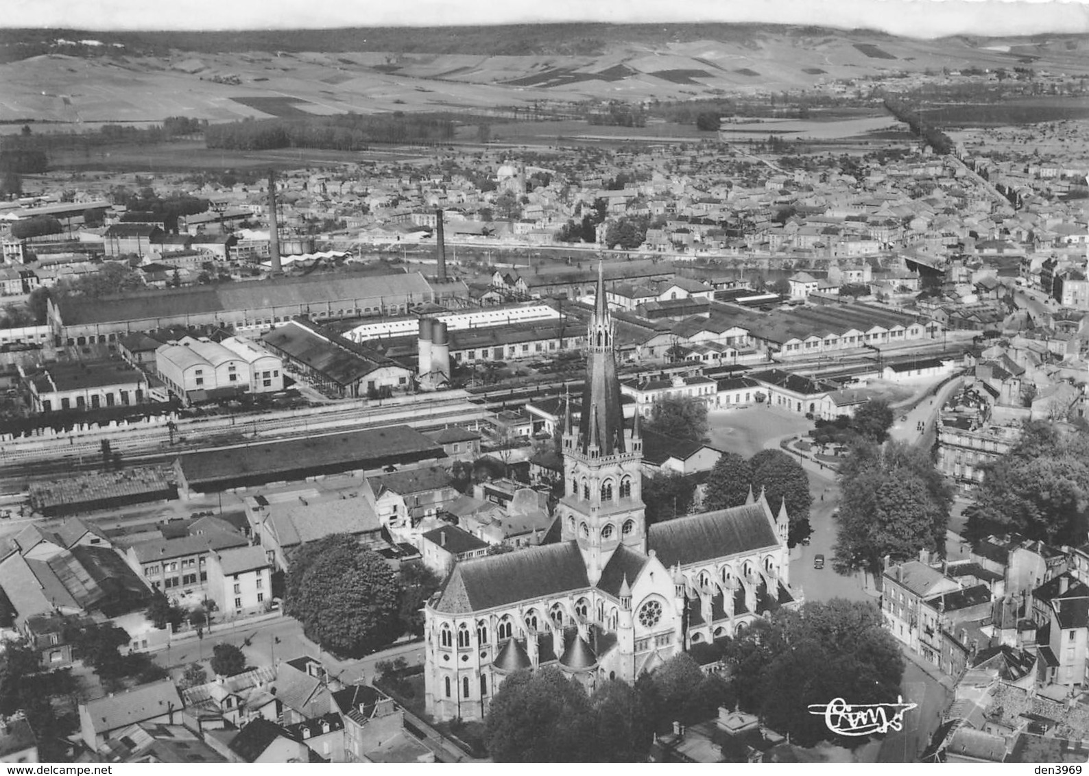 Epernay - Vue Aérienne Sur La Place De La Gare Et Sur Les Ateliers De L'Est - Eglise - Voie Ferrée - Epernay