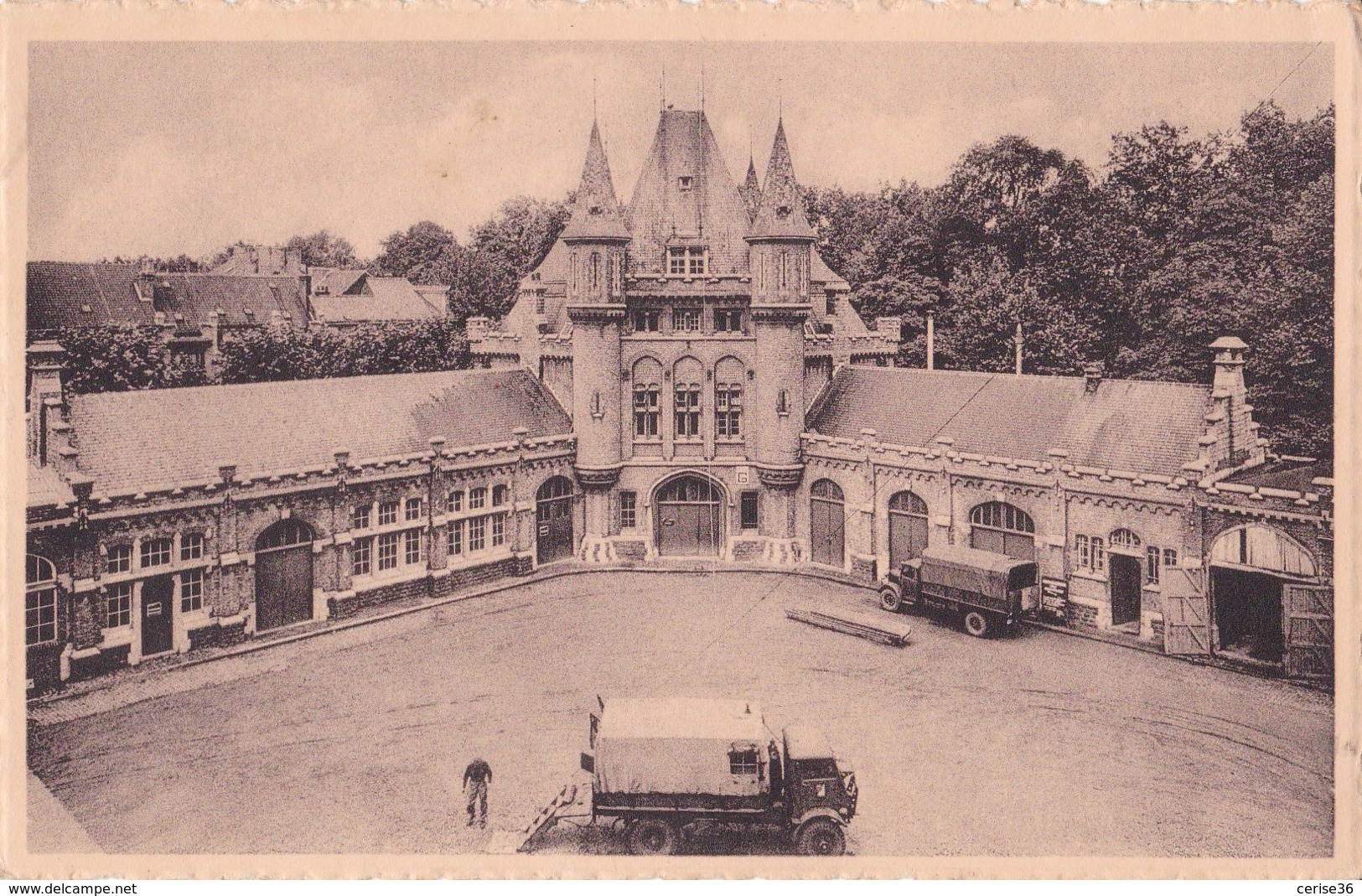 La Cour Arrière Avec Salle De Gymnastique Et Garages De La Caserne Léopold - Gent