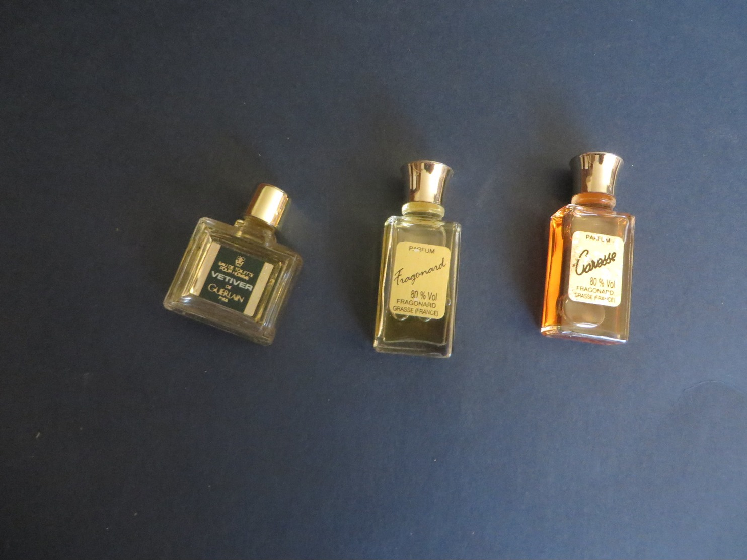 important lot de 40 environ PARFUM miniatures dont certains assez rare ,vraiment à etudier(lire description)