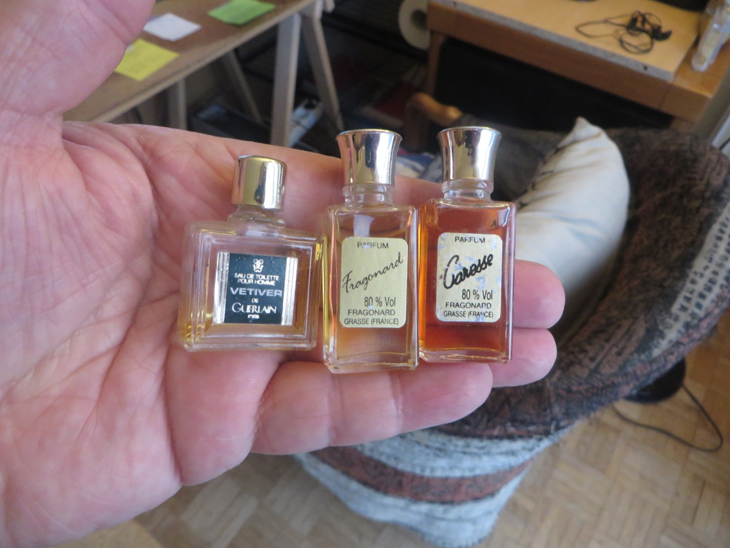 important lot de 40 environ PARFUM miniatures dont certains assez rare ,vraiment à etudier(lire description)