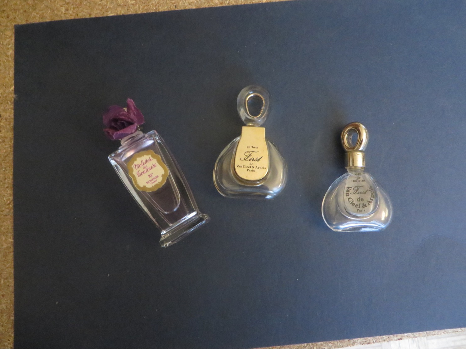 important lot de 40 environ PARFUM miniatures dont certains assez rare ,vraiment à etudier(lire description)