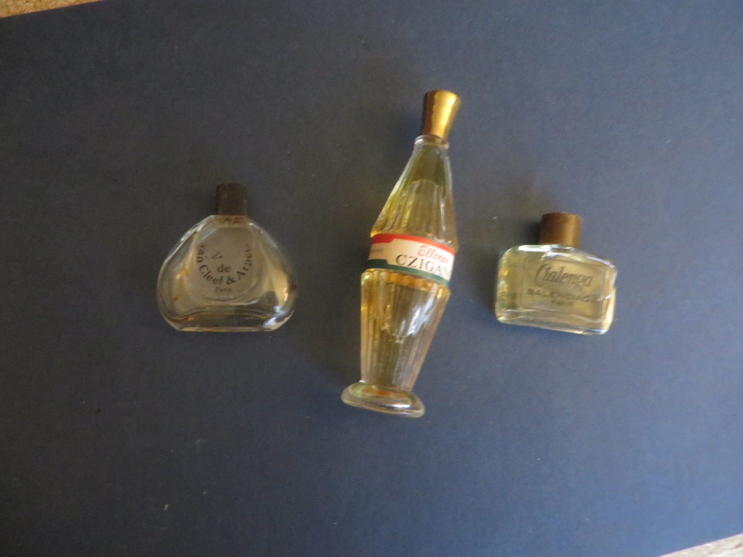 important lot de 40 environ PARFUM miniatures dont certains assez rare ,vraiment à etudier(lire description)