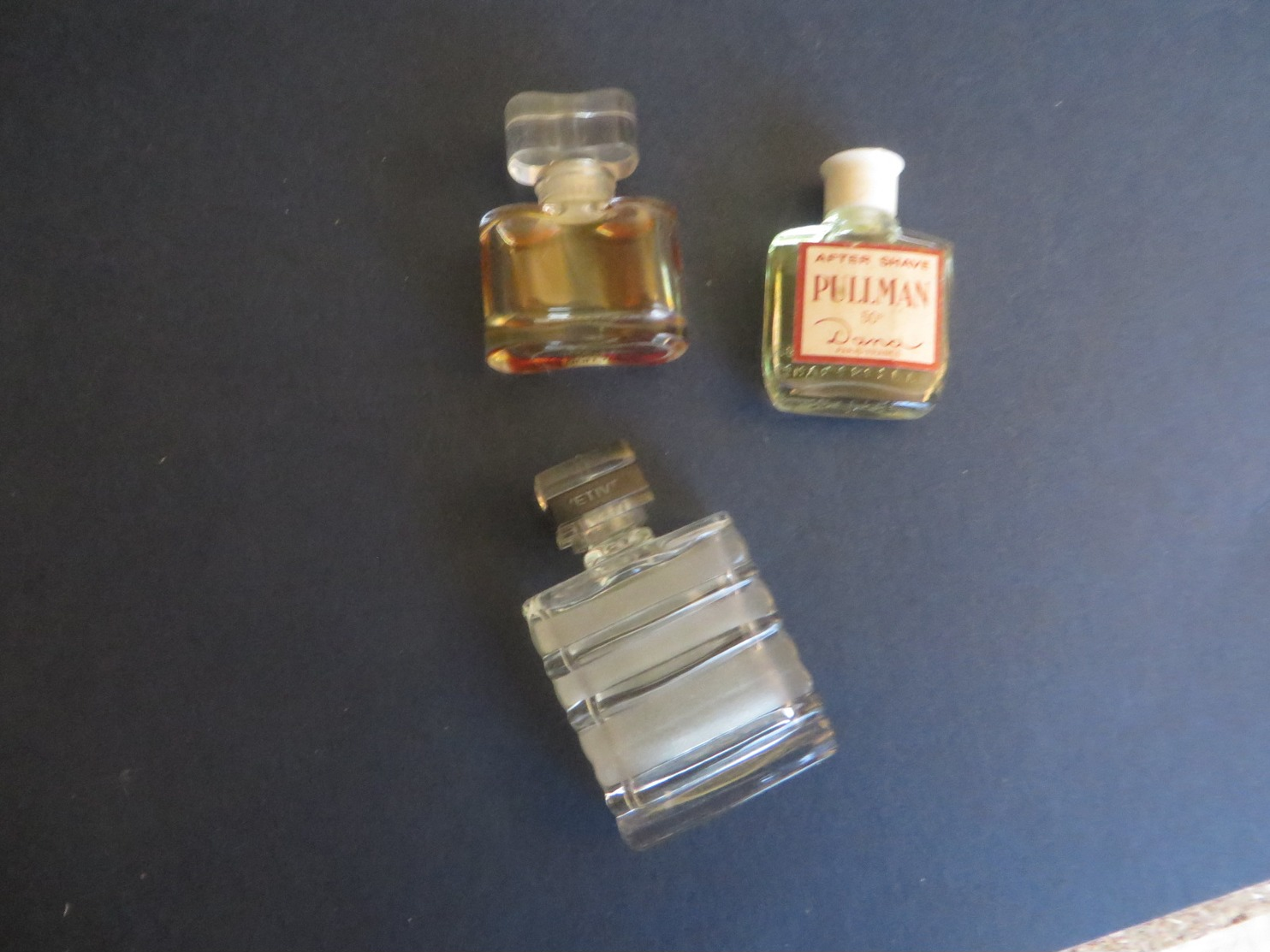 important lot de 40 environ PARFUM miniatures dont certains assez rare ,vraiment à etudier(lire description)