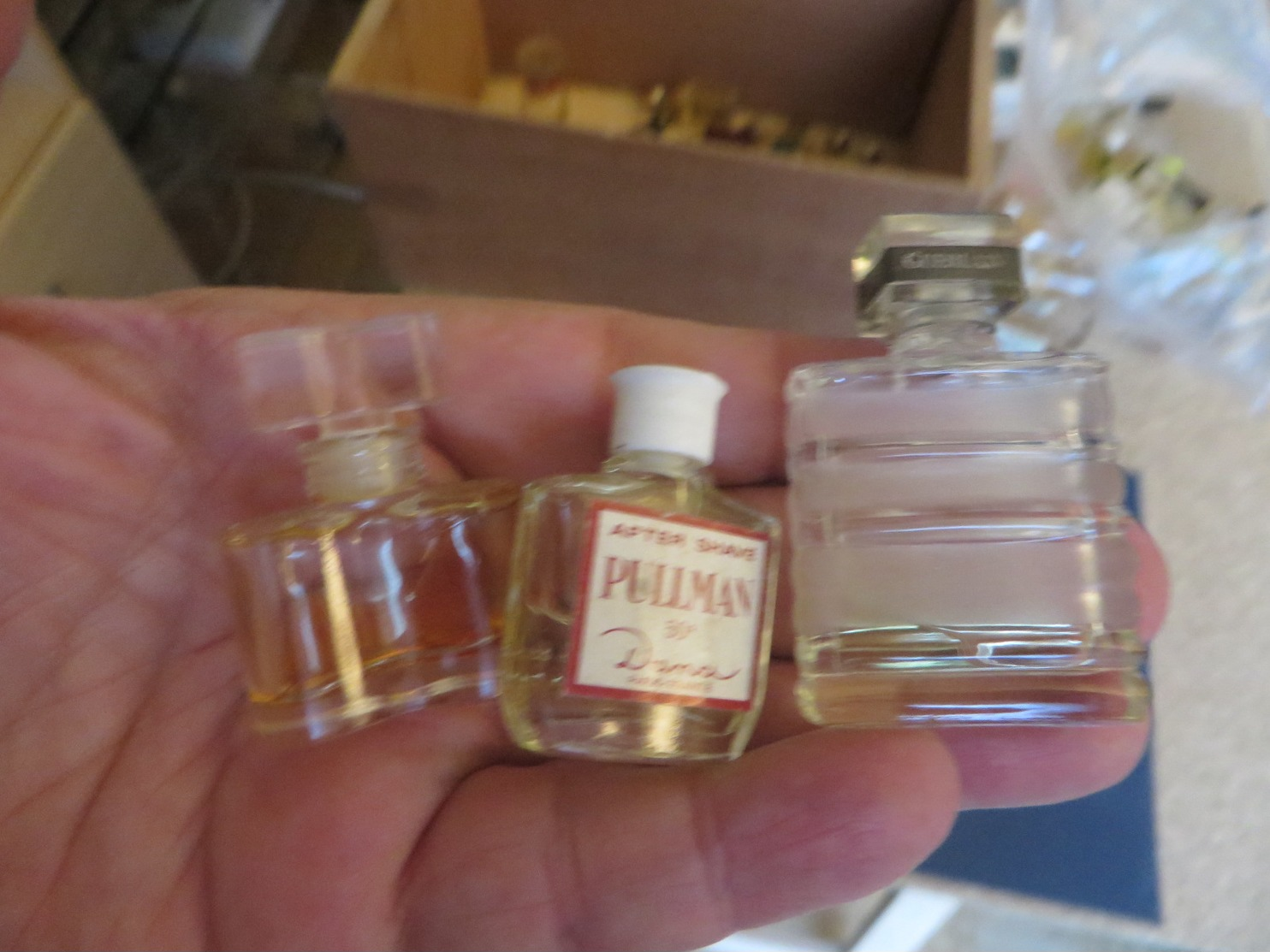 important lot de 40 environ PARFUM miniatures dont certains assez rare ,vraiment à etudier(lire description)