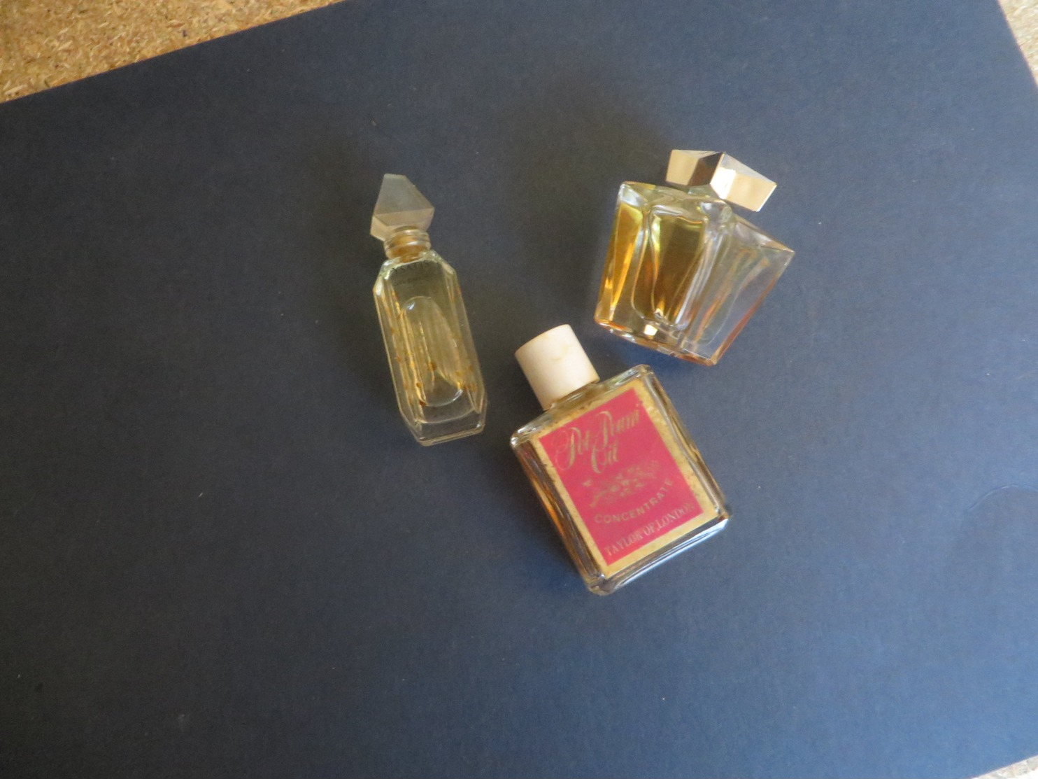 important lot de 40 environ PARFUM miniatures dont certains assez rare ,vraiment à etudier(lire description)