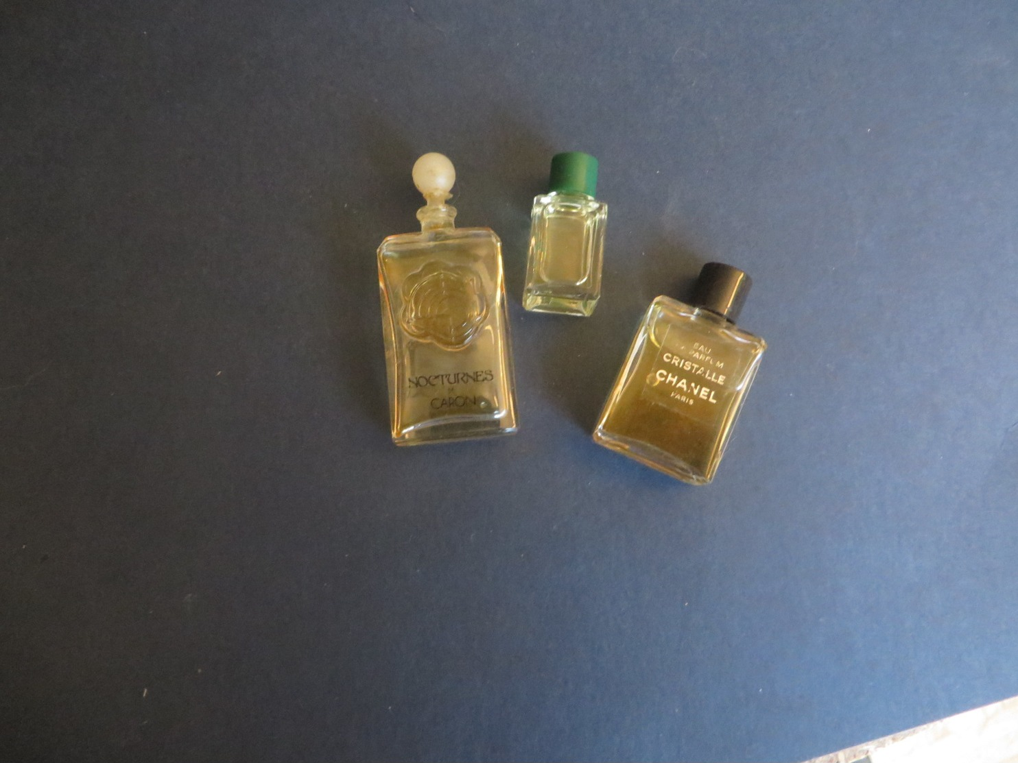 important lot de 40 environ PARFUM miniatures dont certains assez rare ,vraiment à etudier(lire description)