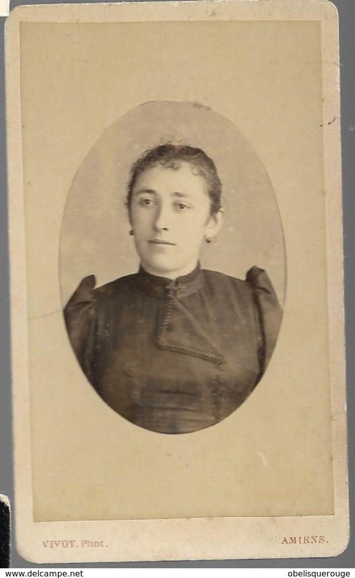 AMIENS 1891 VIVOT UNE PHOTO DE FEMME SUR CARTON EPAIS - Personnes Anonymes