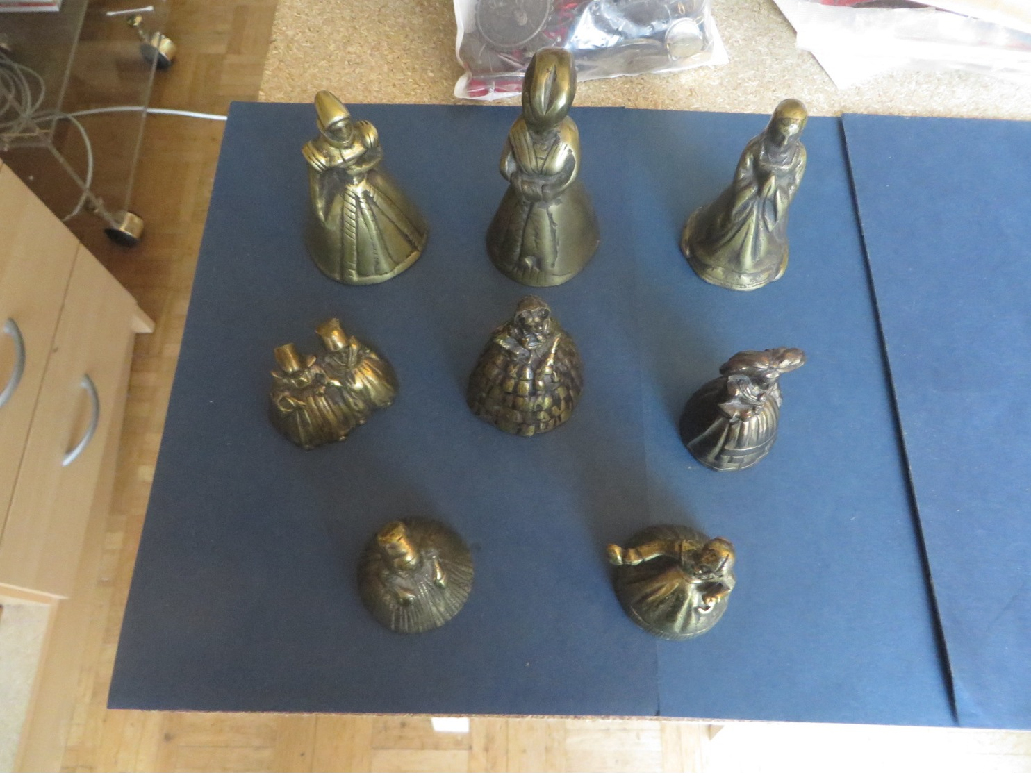 Tres Joli Lot De 8 CLOCHES,ou Clochettes De Table,complete Qui Sonnent,surement En BRONZE ?? - Cloches