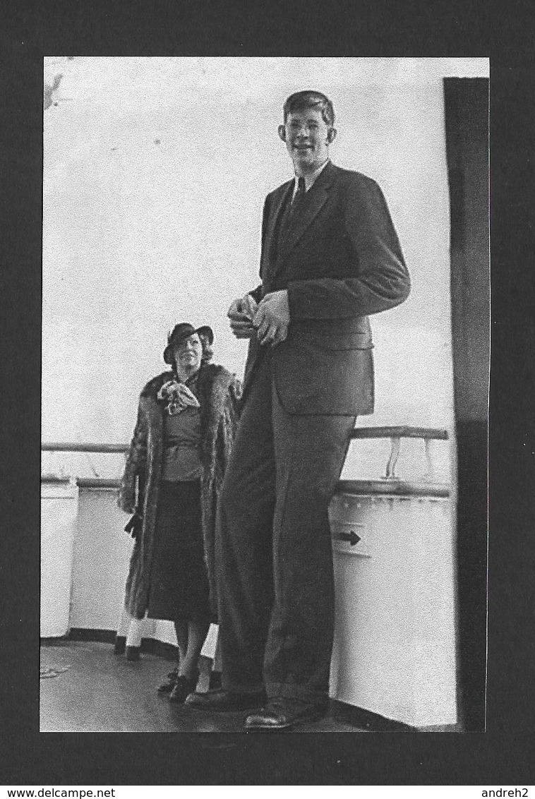 HUMOUR - INSOLITE - LE GÉANT ROBERT WADLOW SUR LE PAQUEBOT QUEEN MARY EN ROUTE POUR LE CIRQUE BARNUM & BAILEY À NEW YORK - Humor