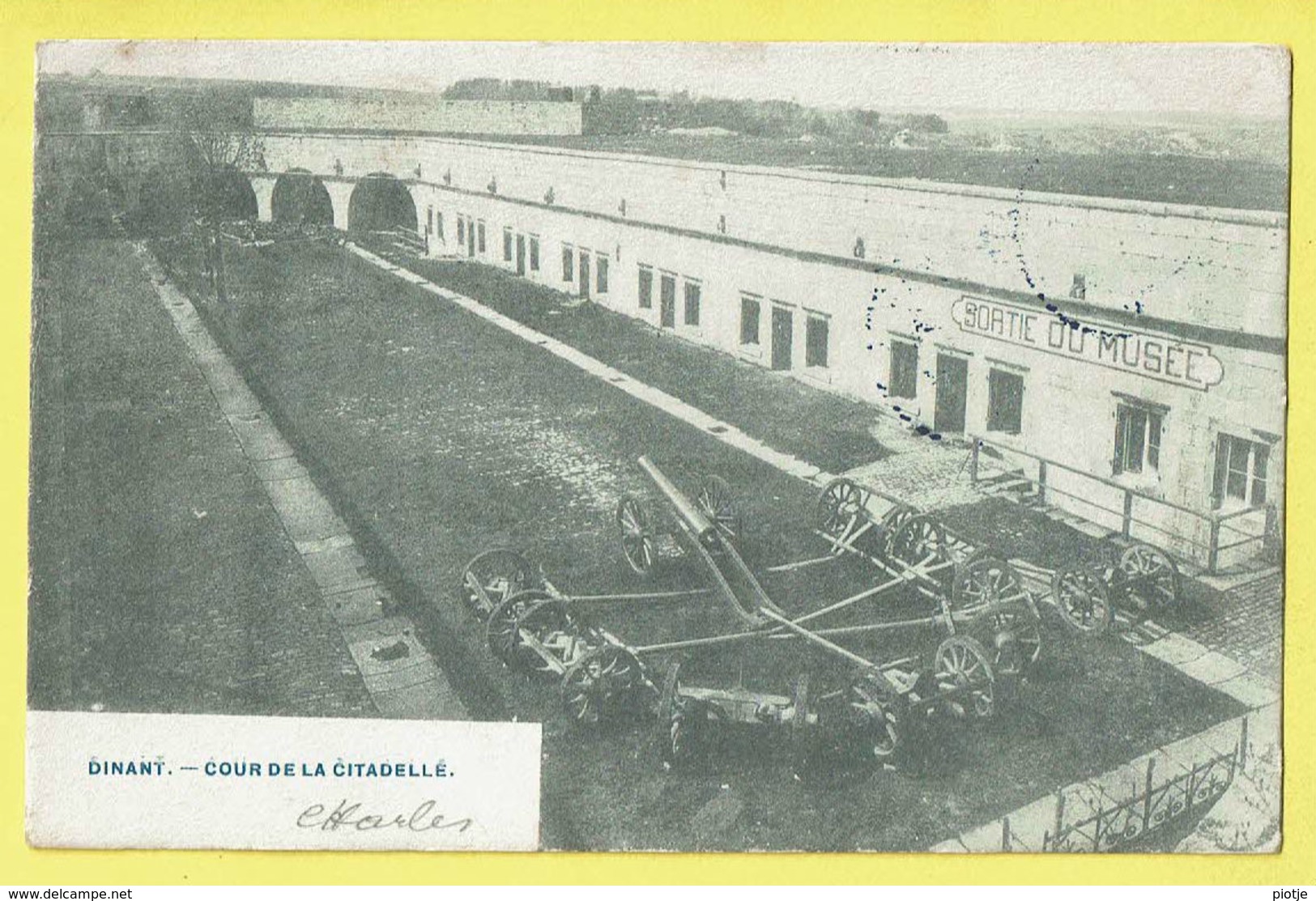 * Dinant (Namur - Namen - La Wallonie) * (Phot H. Bertels) Cour De La Citadelle, Sortie Du Musée, Chateau, Canon, TOP - Dinant