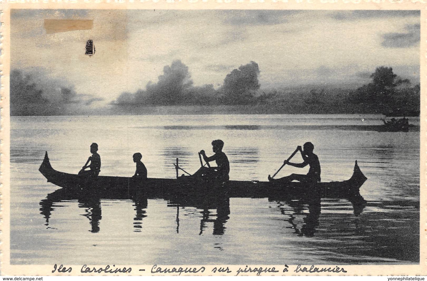 Océanie / 07 - Iles Carolines - Canaques Sur Pirogue - Autres & Non Classés