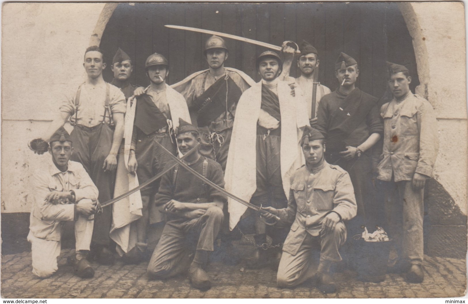 Carte Photo Réelle - Groupe De Militaires - Sabres - Autres & Non Classés