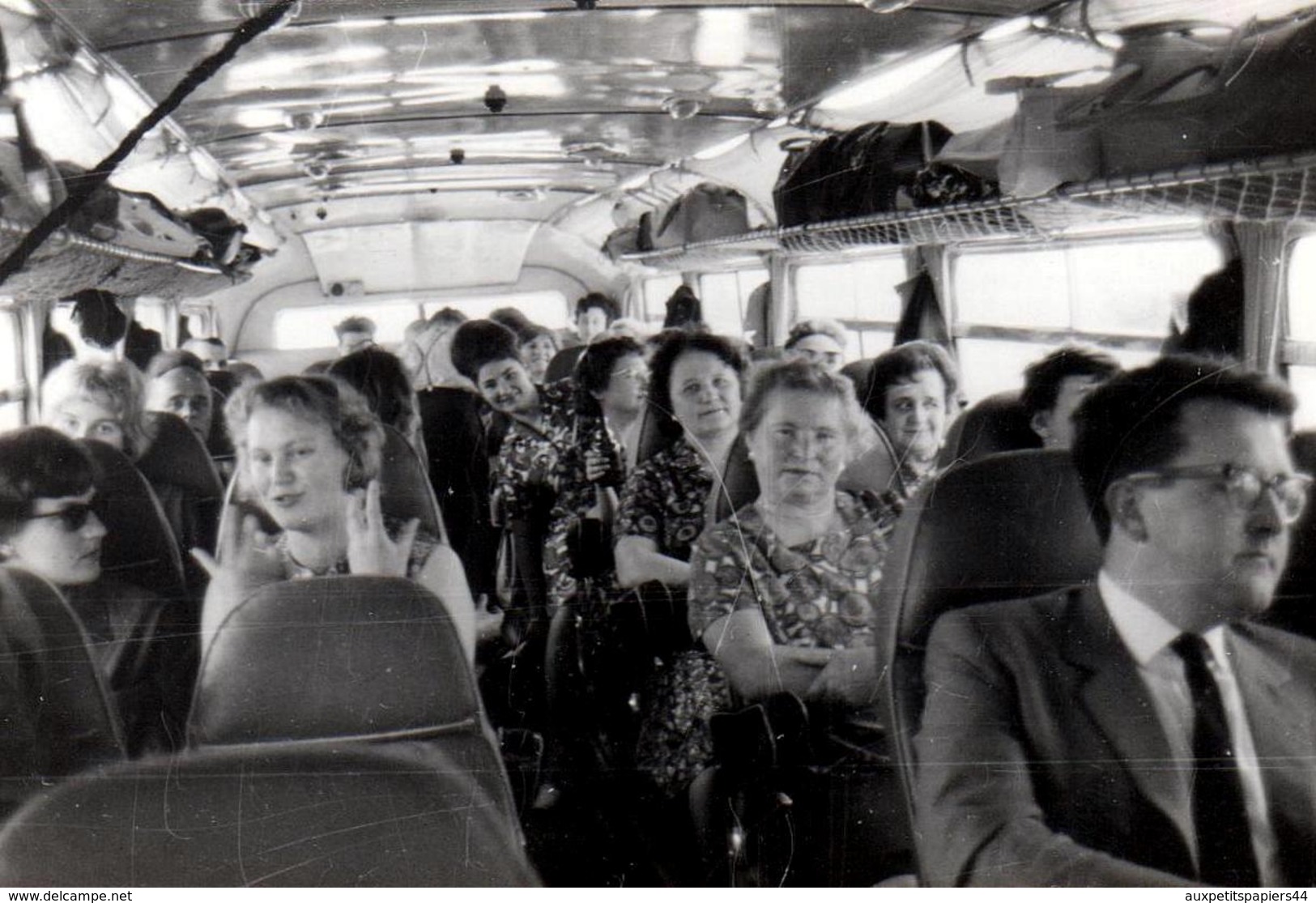 Photo Originale Intérieur D'Autocar & Car Touristique, Bus, Autobus & Bagages Au Dessus De La Tête Des Passagers 1960/70 - Automobiles