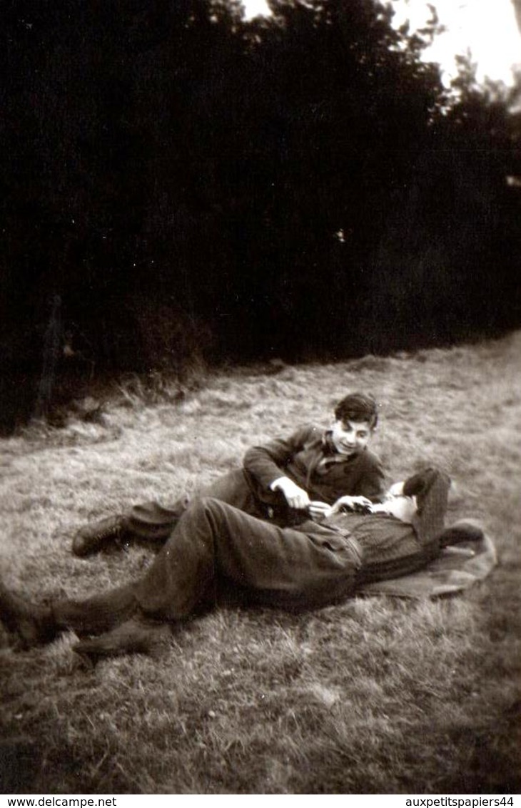 Photo Originale Gay & Playboy - Confession Sur Gazon D'un Couple De Jeunes Garçons En Tenues Militaires Ou Pas Vers 1940 - Personnes Anonymes