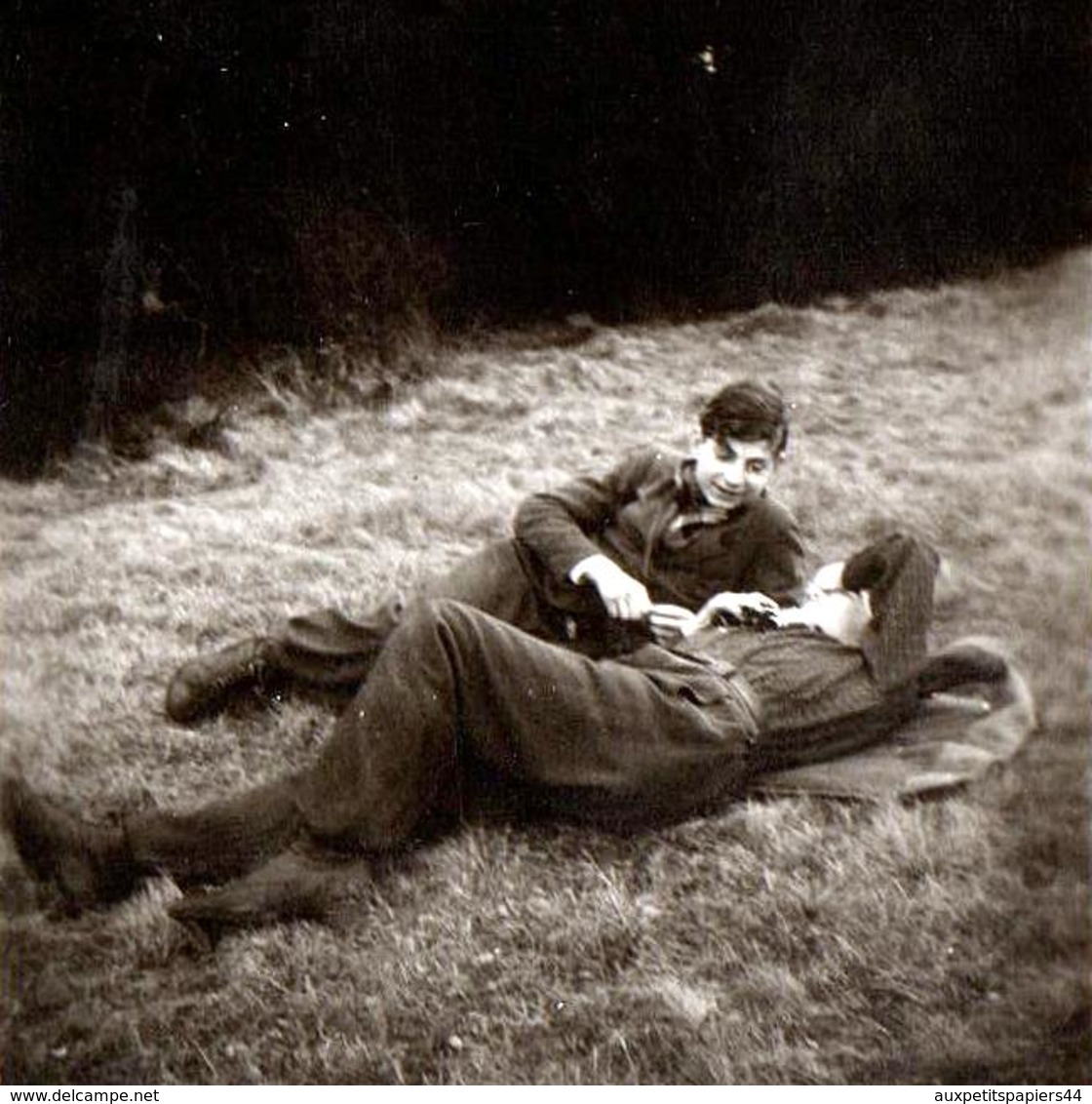 Photo Originale Gay & Playboy - Confession Sur Gazon D'un Couple De Jeunes Garçons En Tenues Militaires Ou Pas Vers 1940 - Personnes Anonymes