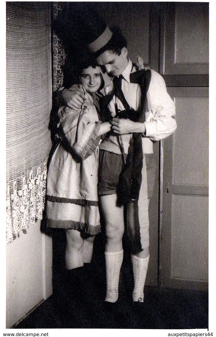 Amusante Carte Photo Originale Déguisement D'Adultes Sans Dessus Dessous En 1949 Short & Chaussettes Hautes - Personnes Anonymes