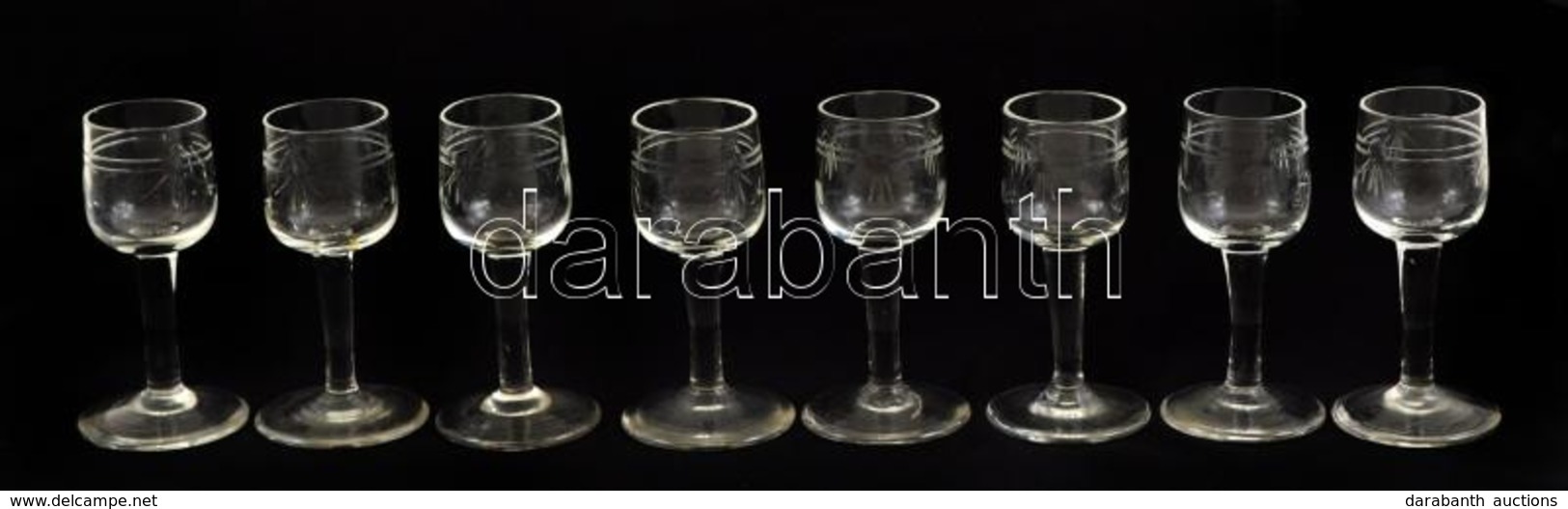 8 Db Talpas Likőrös üveg Pohár, Csiszolt, Apró Csorbákkal, M: 8,5 Cm, D: 3 Cm. - Verre & Cristal