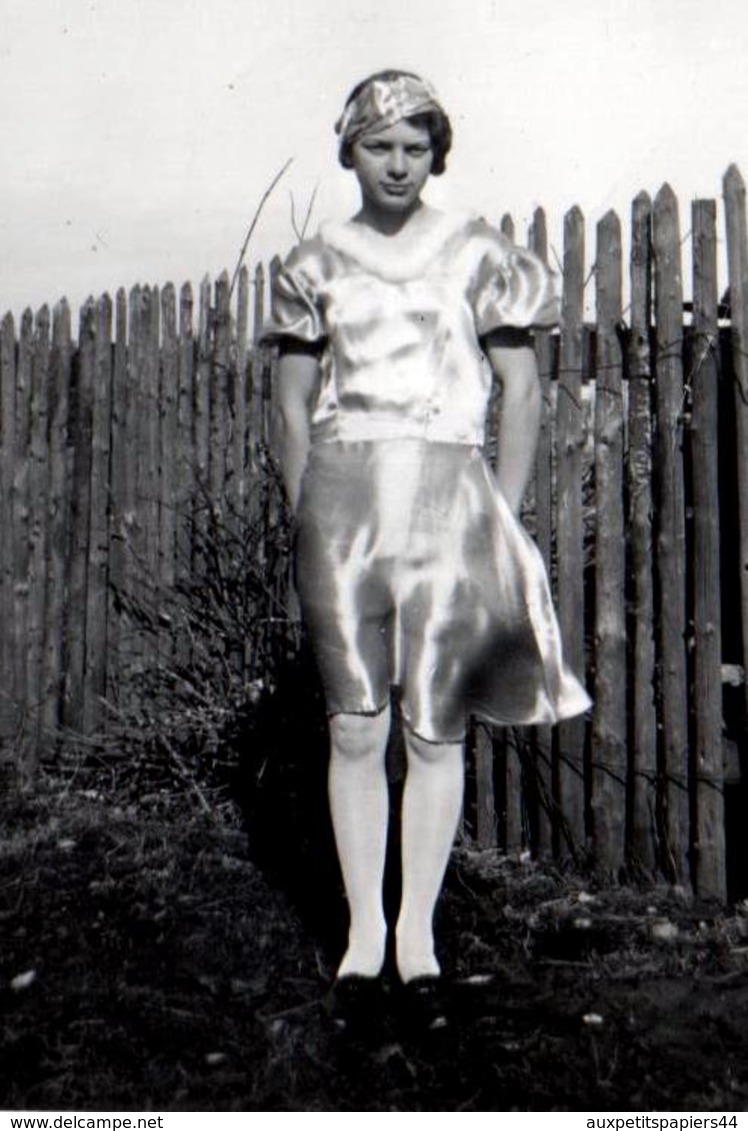 Photo Originale Déguisement Ou Pas, La Princesse Des Champs En Robe De Satin Brillant Et Vent Dans La Jupe Vers 1930/40 - Personnes Anonymes