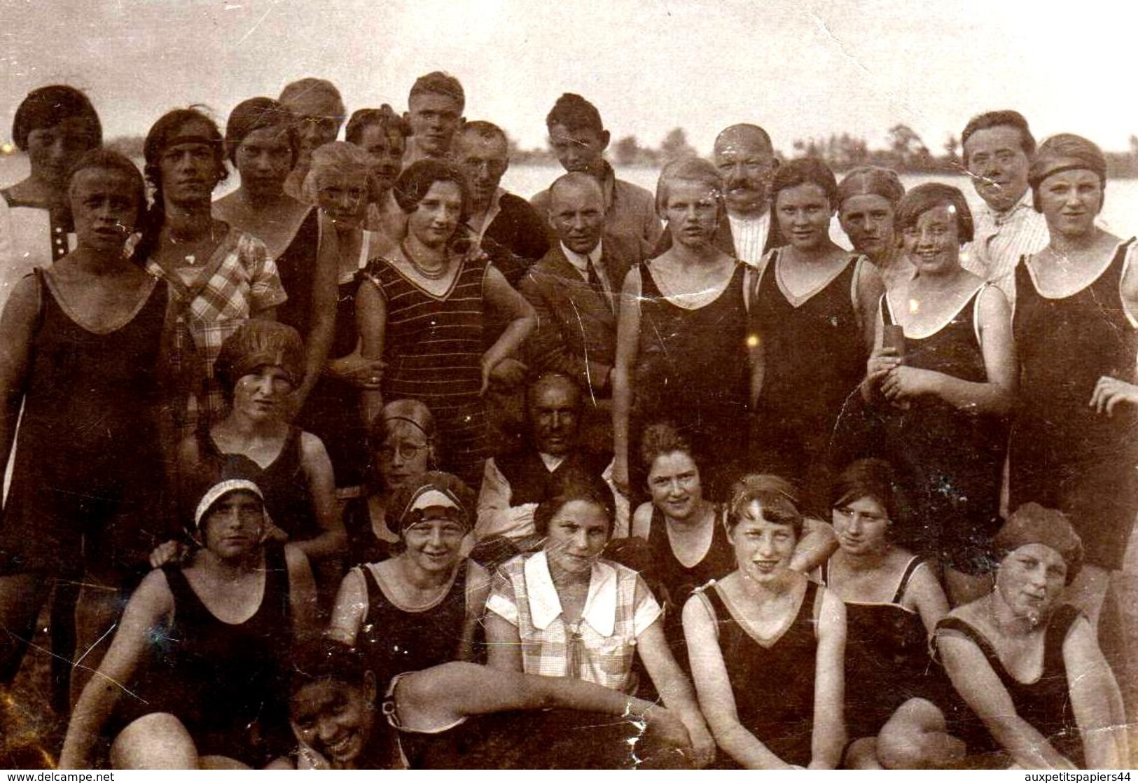 Photo Originale Scolaire Collégiennes En Maillots De Bains Et Professeur En Costume Au Milieu Au Pied D'un Lac Vers 1920 - Personnes Anonymes