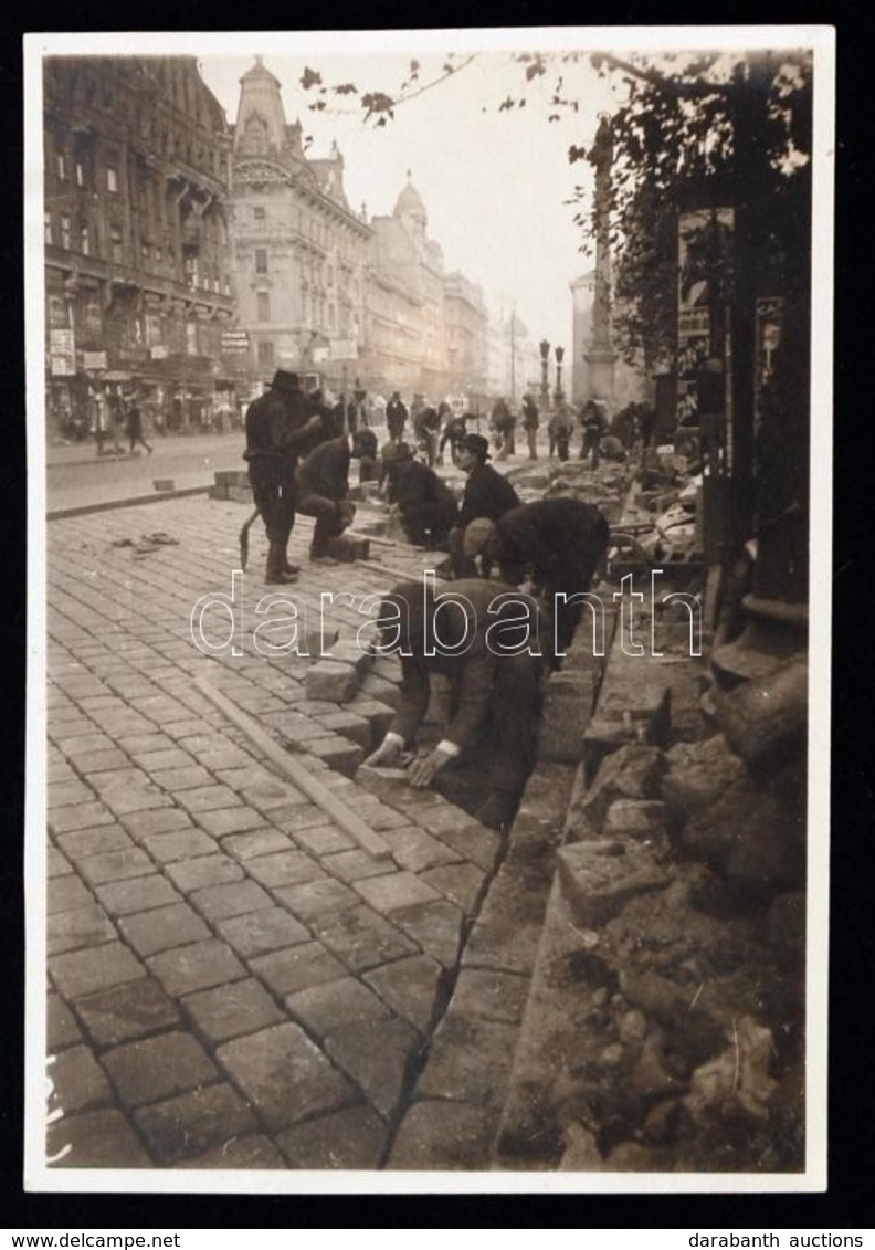 1930. November 13. Kinszki Imre (1901-1945): Útépítők, A Szerző által Feliratozott Vintage Fotóművészeti Alkotás, 6x9 Cm - Other & Unclassified