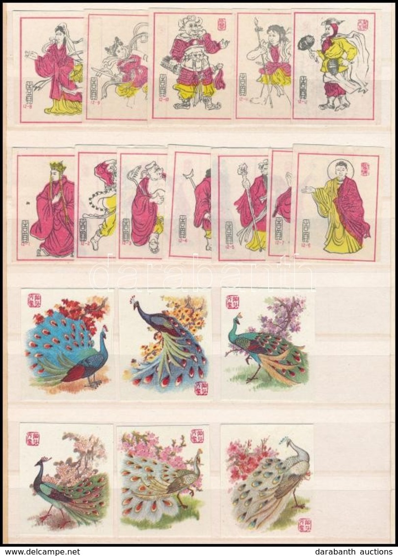 Cca 1960-1970 18 Db Modern Kínai Gyufacímke, Rajta Harcosok és Pávák Motívummal, Berakóban. - Sin Clasificación