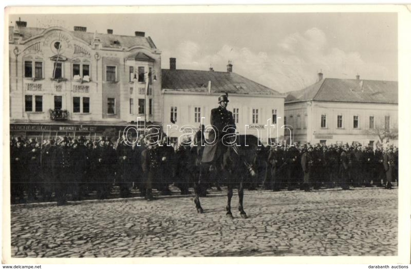 T2 1938 Léva, Levice; Bevonulás, Kálvin Udvar, Vörösmarty, Bernát és Valasek üzletei, Gyógyszertár, Vendéglő / Entry Of  - Non Classés