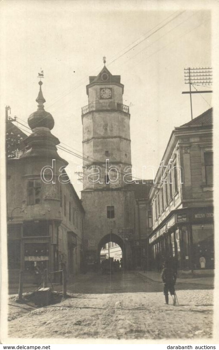 * T2 Trencsén, Trencín; Várostorony, Utca, Weisz, Ferdinand Rybnicek és Divatáruház üzlete / Street View With City Tower - Non Classés