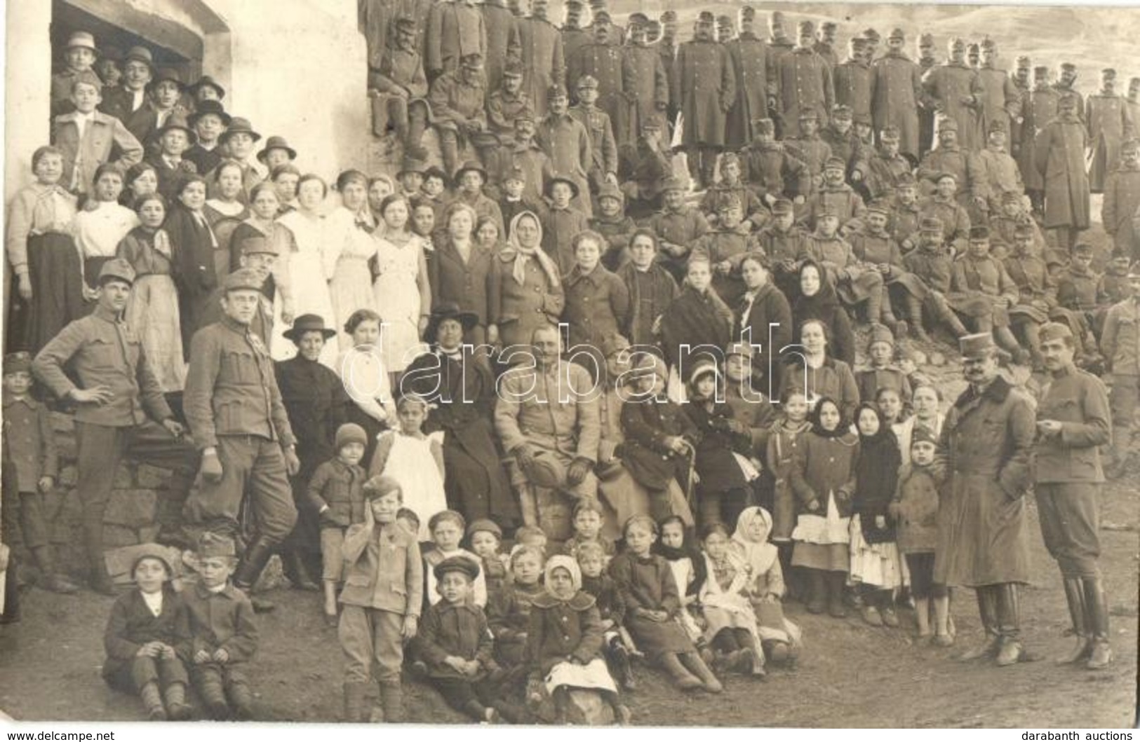 ** T2 Osztrák-magyar Hadifoglyok Csoportképe Egy Fogolytáborban A Helybeliekkel / WWI Austro-Hungarian K.u.K. Military P - Unclassified