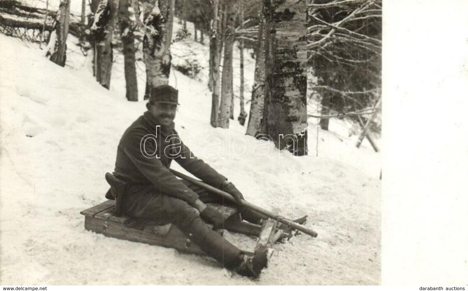 T2 Osztrák-magyar Katona Helyben Készített Szánkóval A Hóban / WWI K.u.K. Soldier With Sled In The Snow, Winter Sport In - Unclassified