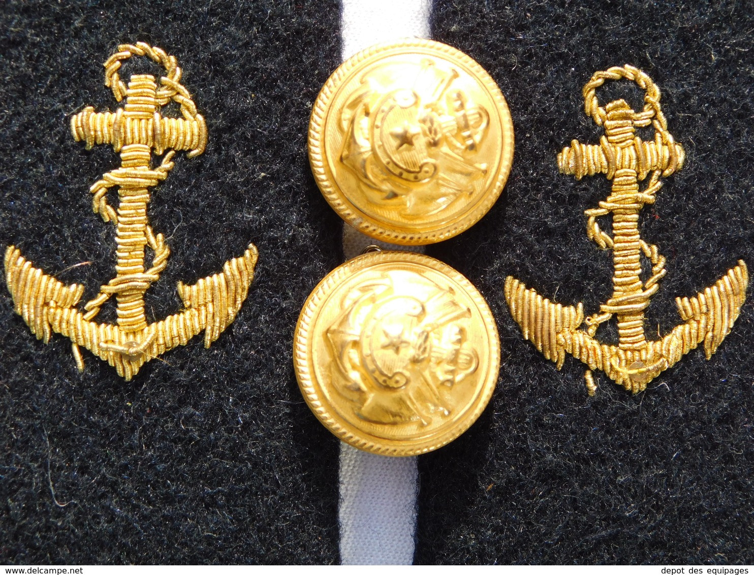 TRES BEAUX ANCIENS MANCHONS CONTRE AMIRAL  MARINE NATIONALE + 2 BOUTONS. - Uniformes