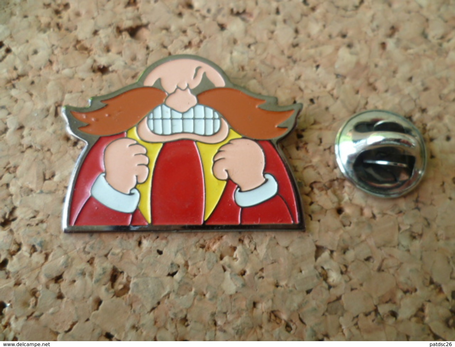 PIN'S    PROFESSEUR ROBOTNIK  SEGA  MOUSTACHE  DENT  CHAUVE - Jeux