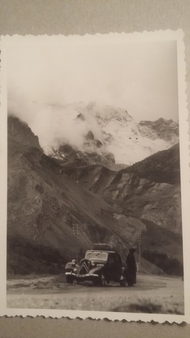 Ancienne Photo D'une Citroen ( Traction-avant) Au Milieu D'un Beau Paysage De Montagnes - Automobiles