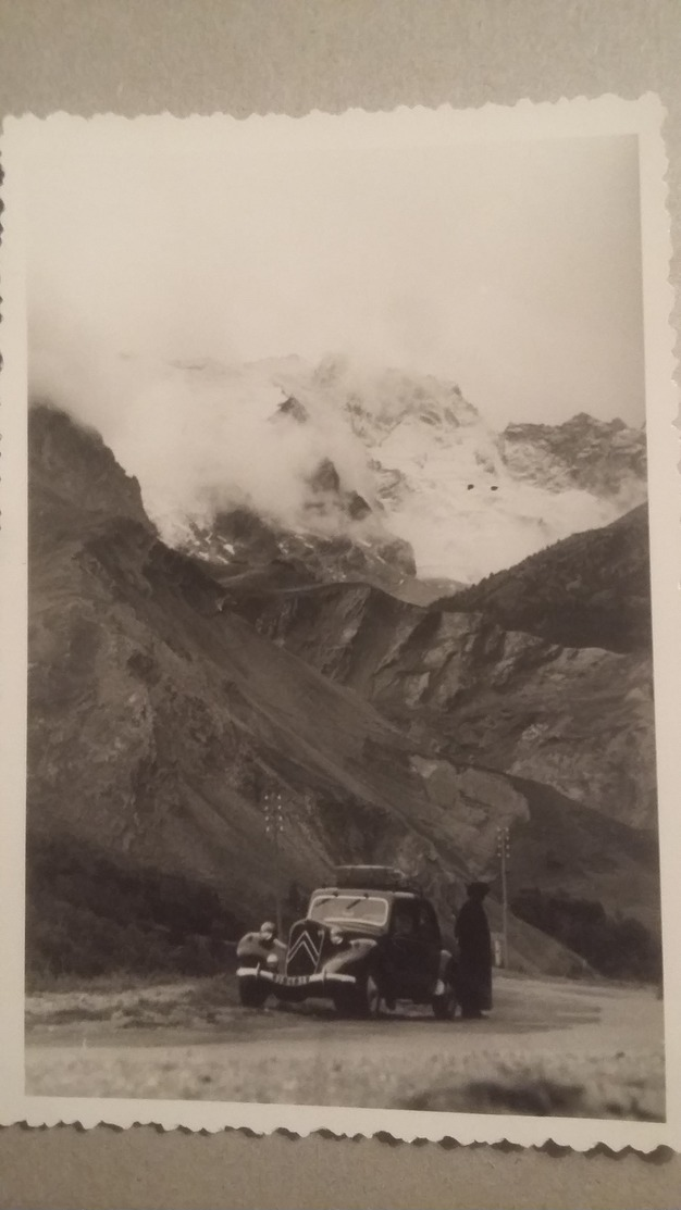 Ancienne Photo D'une Citroen ( Traction-avant) Au Milieu D'un Beau Paysage De Montagnes - Automobiles