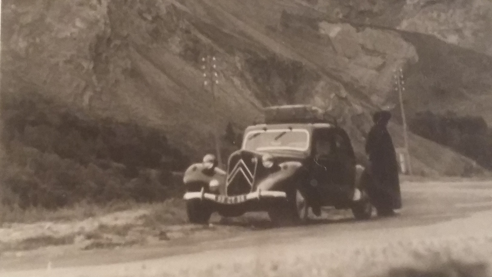 Ancienne Photo D'une Citroen ( Traction-avant) Au Milieu D'un Beau Paysage De Montagnes - Automobiles