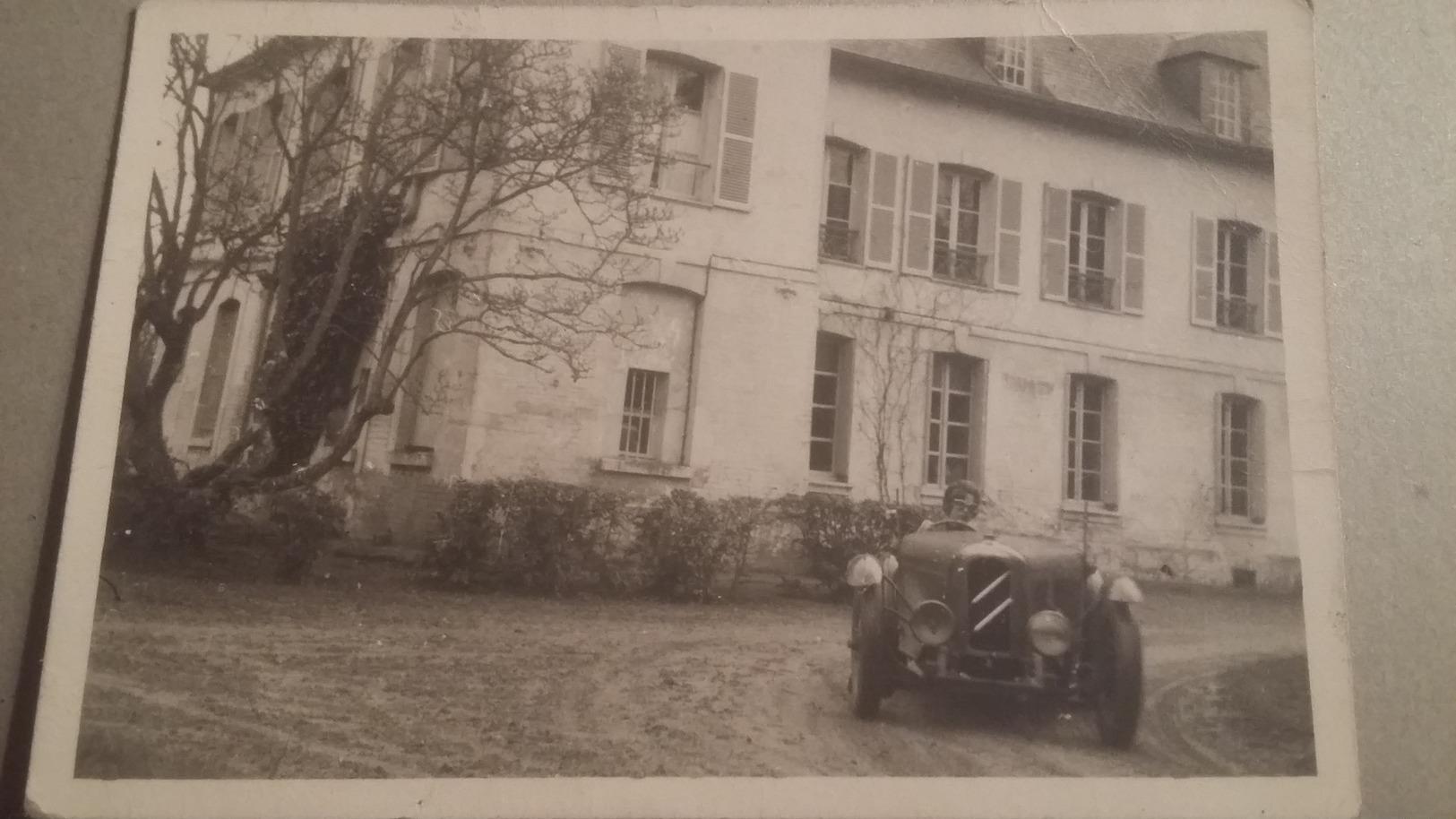 Rare Et Ancienne Photo D'une Voiture Ancienne Avec Une Femme Au Volant - Automobiles