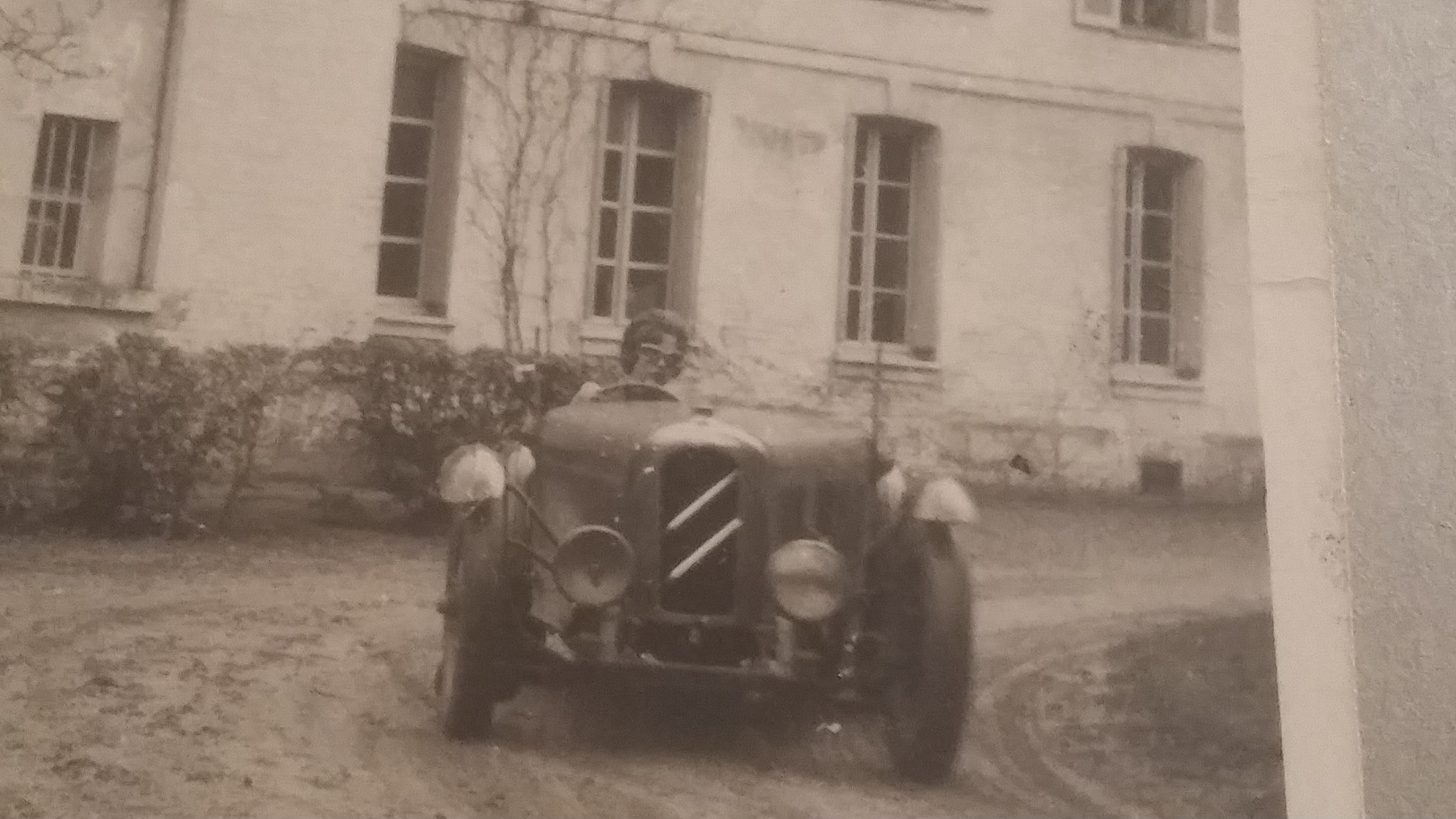 Rare Et Ancienne Photo D'une Voiture Ancienne Avec Une Femme Au Volant - Automobiles