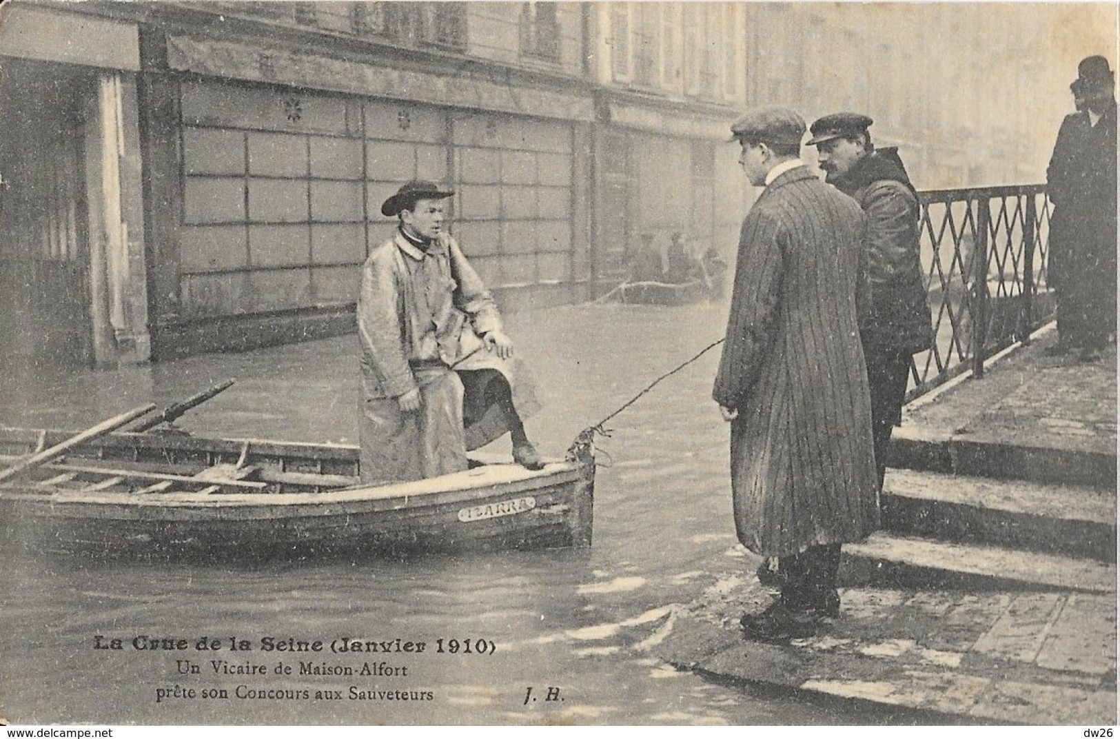 La Crue De La Seine Janvier 1910 - Un Vicaire De Maison-Alfort, En Barque, Prête Son Concours Aux Sauveteurs - Inondations
