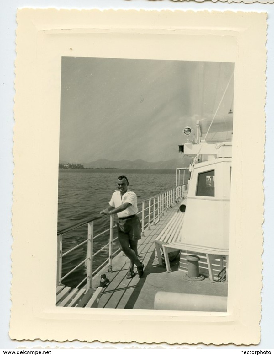 Homme Man Bateau Pont Soleil été Vacances Short Traversée Ile 50s - Personnes Anonymes