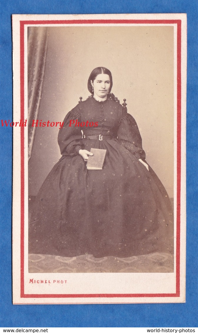 Photo Ancienne CDV Vers 1870 - PARIS - Beau Portrait D'une Jeune Femme Livre à La Main - Photographe Michel - Mode Robe - Anciennes (Av. 1900)
