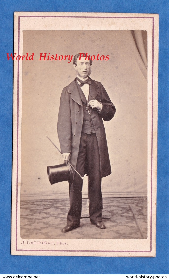 Photo CDV Vers 1870 - PARIS - Portrait Notable à Identifier , Chapeau Haut De Forme & Canne - Photographe J. Larribau - Anciennes (Av. 1900)