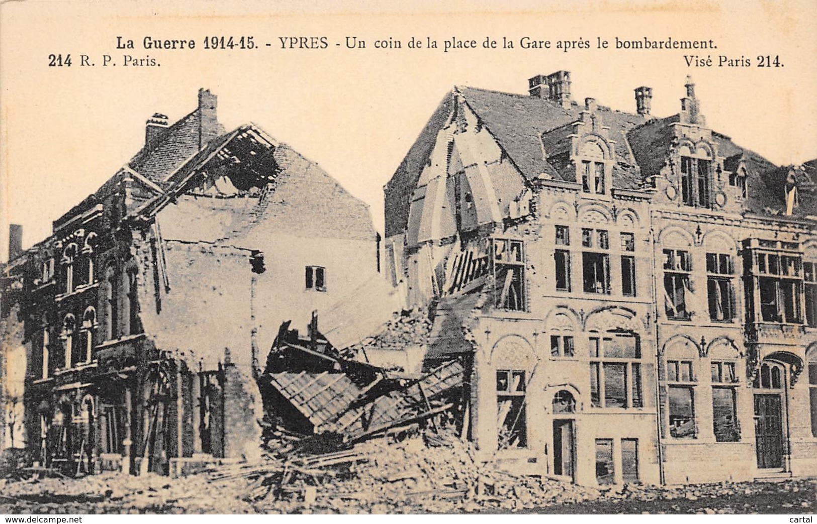 YPRES - La Guerre 1914-15 - Un Coin De La Place De La Gare Après Le Bombardement - Ieper