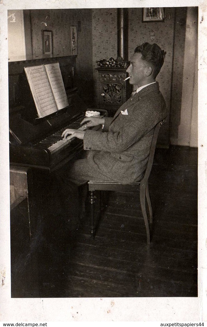 Carte Photo Originale Jeune Pianiste La Cigarette Au Bec Jouant Du Piano Au Coin Du Feu Vers 1930/40 - Personnes Anonymes