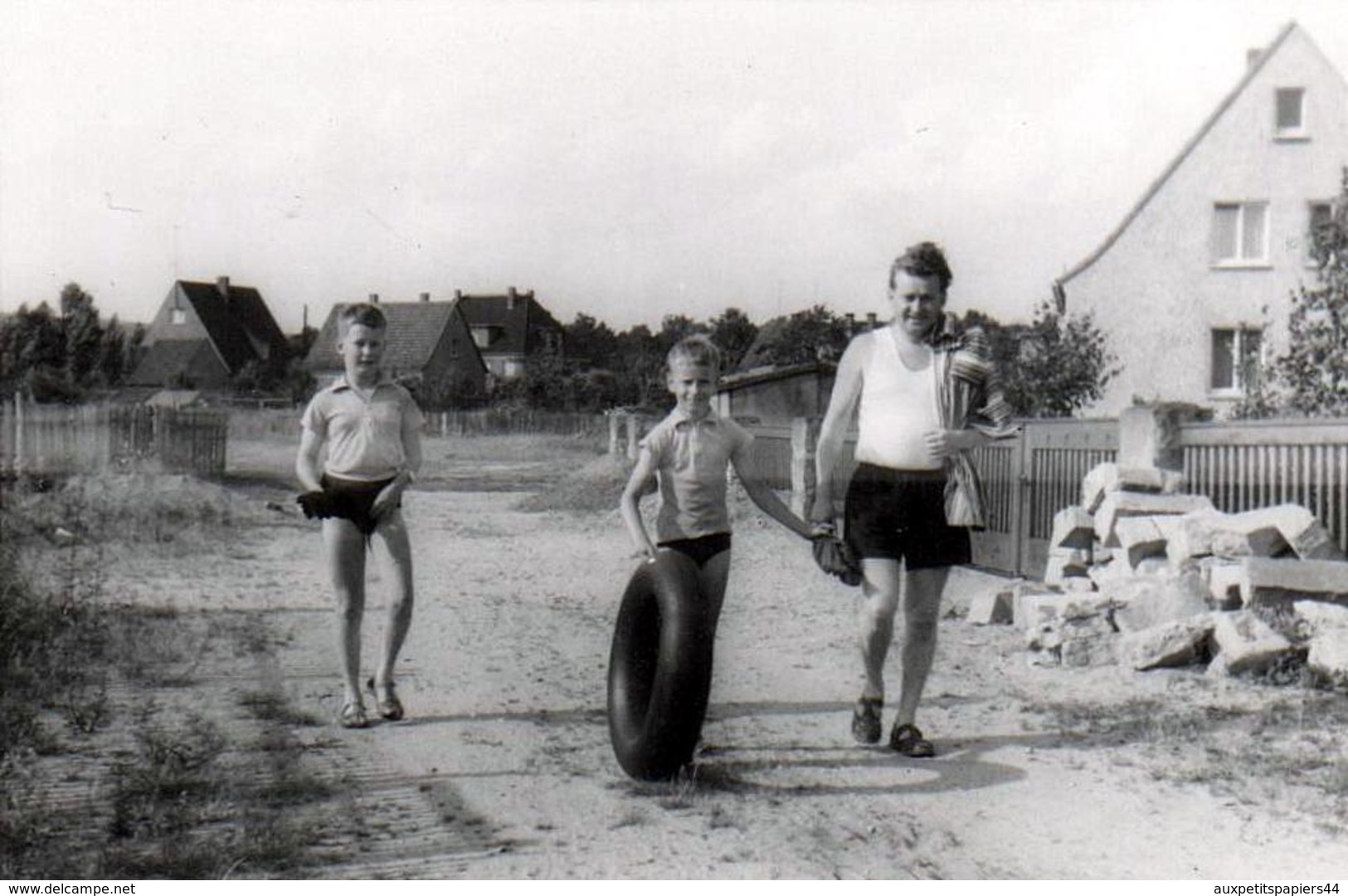 Photo Originale D'un Père Et Ses Deux Fils En Route Pour La Plage Avec Bouée Chambre à Air De Voiture Vers 1960 - Personnes Anonymes